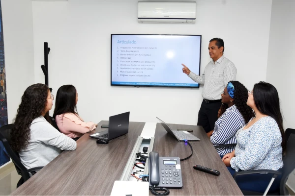 Javier Andrés Pantoja, Revisor Fiscal en Cali